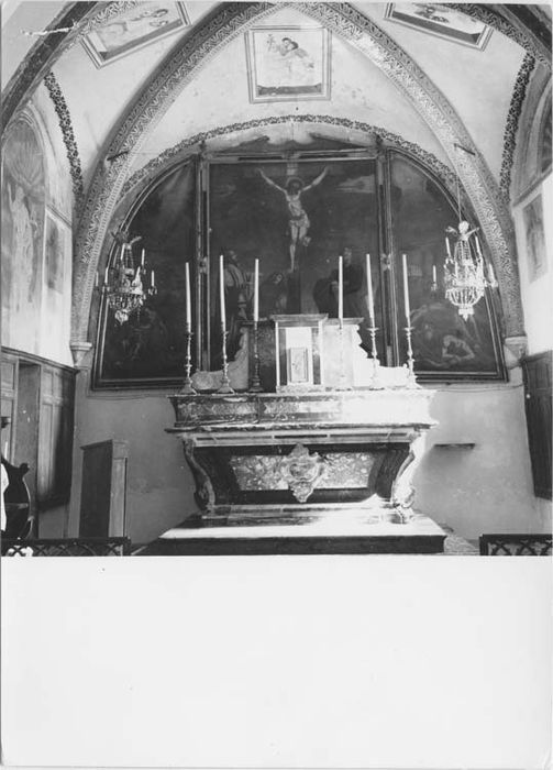 maître-autel, retable, 3 tableaux : le Christ en croix entre saint Jean, sainte Marie-Madeleine et la Vierge Marie, L'éducation de la Vierge, La décollation de saint Jean-Baptiste