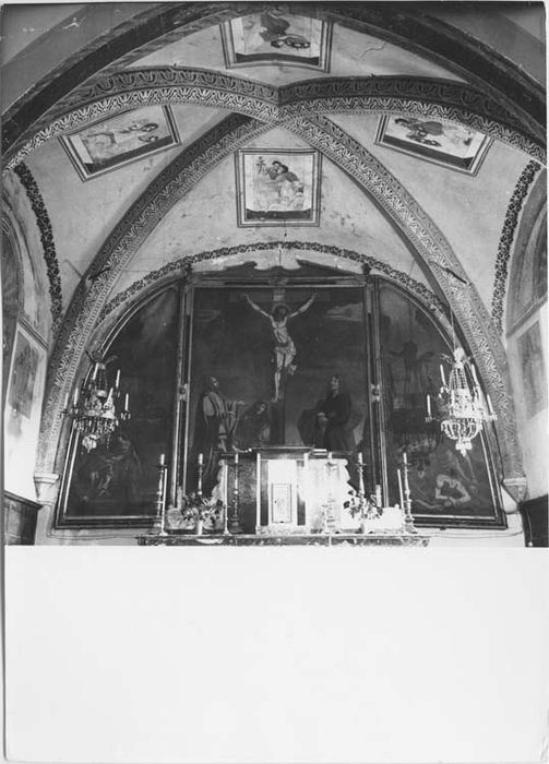 maître-autel, retable, 3 tableaux : le Christ en croix entre saint Jean, sainte Marie-Madeleine et la Vierge Marie, L'éducation de la Vierge, La décollation de saint Jean-Baptiste