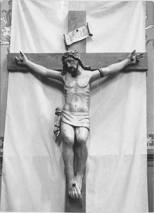 statue : Christ en croix