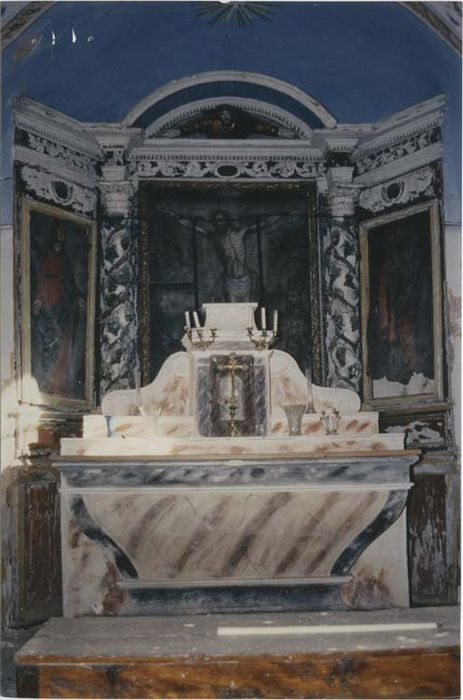 maître-autel, retable et 3 tableaux : le Christ en croix entre 2 saints