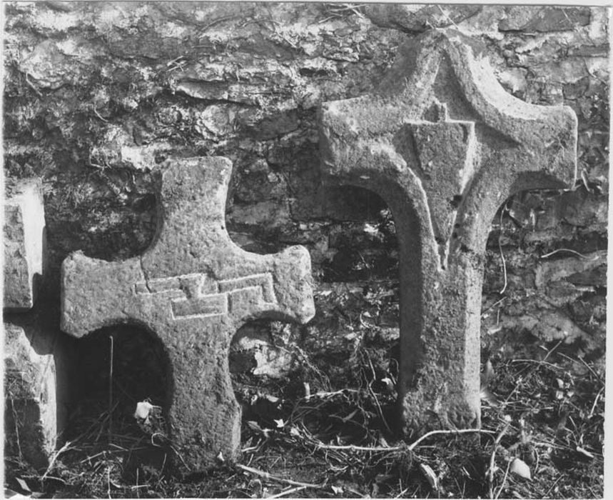 2 stèles funéraires (croix de sépulture)