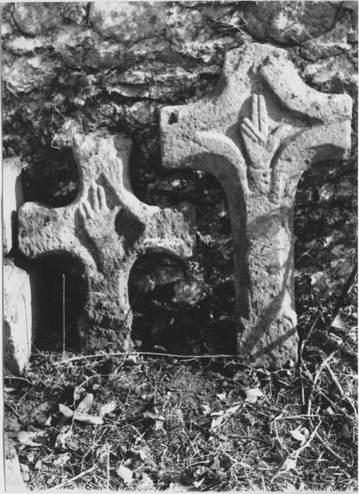 2 stèles funéraires (croix de sépulture)
