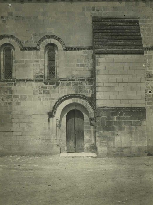 Eglise Saint-Nazaire : Porte latérale sud, vue générale