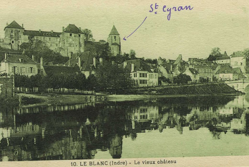 Eglise Saint-Cyran : Vue partielle de l’église dans son environnement