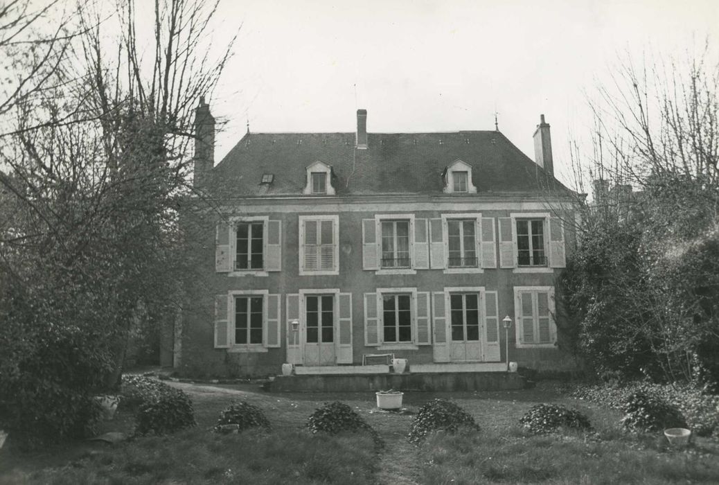 Hôtel Perrichon : Façade sur jardin, vue générale