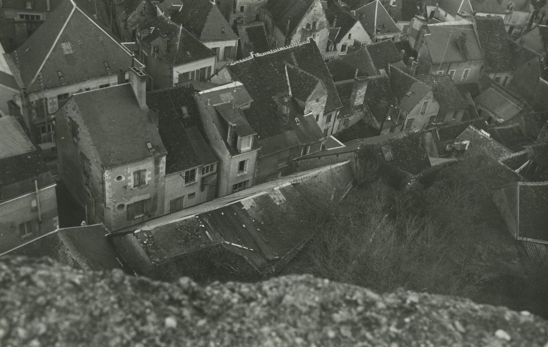 Immeuble : Vue depuis le haut du donjon la remise cachant l’ancienne porte et les deux tours qui la protègent