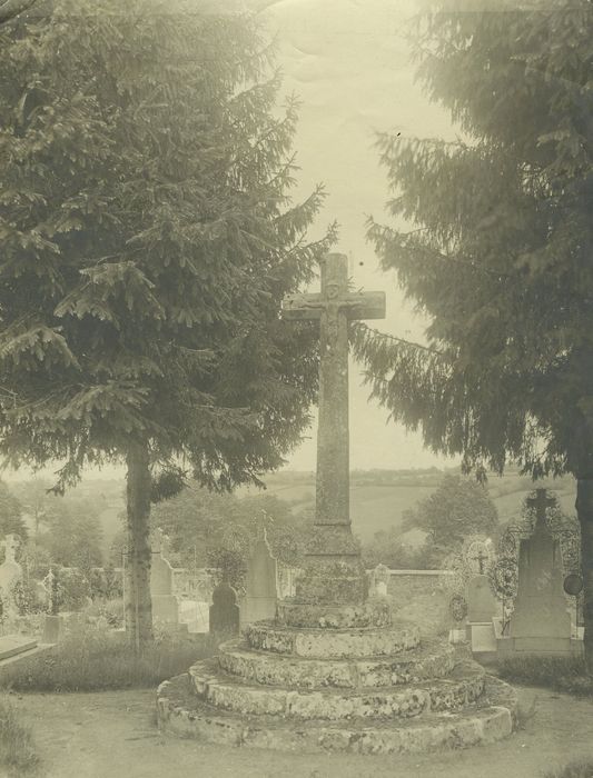 Croix centrale du cimetière, vue générale