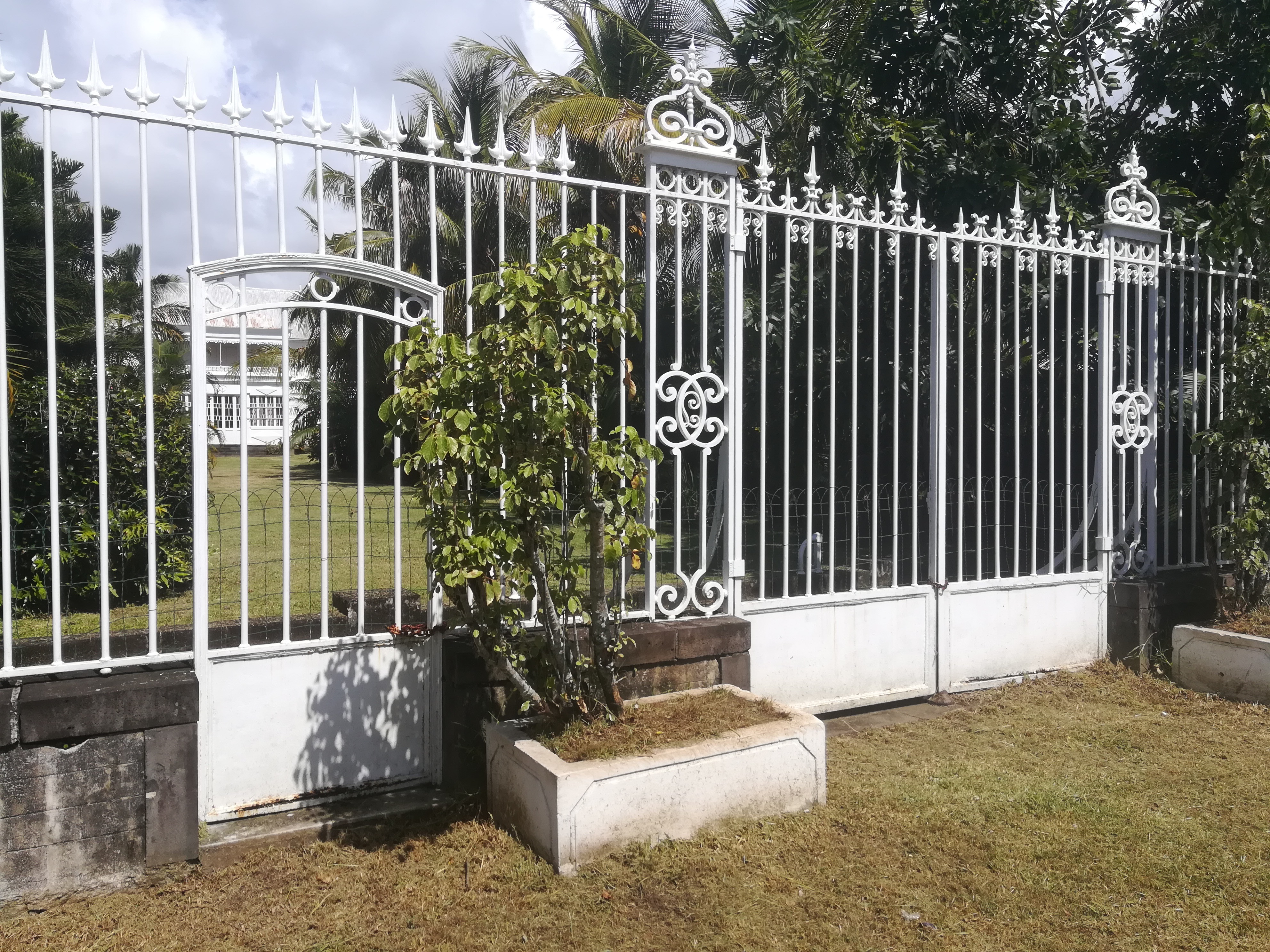 Grille, portail et vestiges du guétali et mur de la maison Loupy