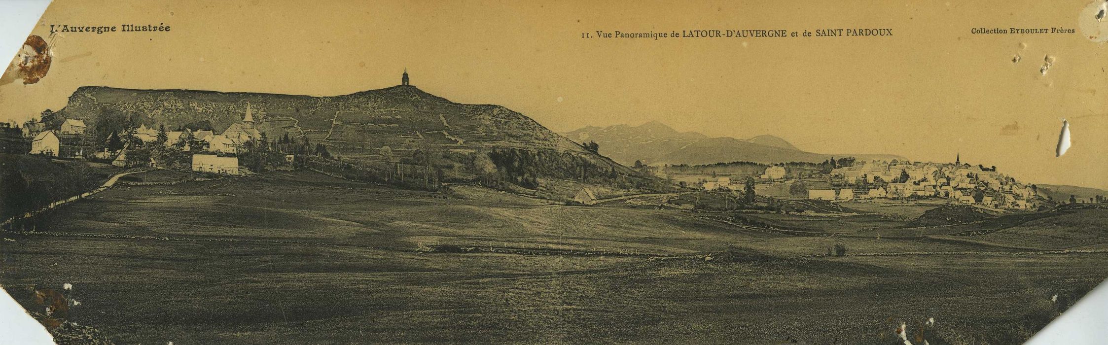 Eglise Saint-Pardoux : vue panoramique de l'église de Saint-Pardoux (à gauche), de la chapelle Notre-Dame-de-Natzy (au centre) et du village de La Tour d'Auvergne (à droite)