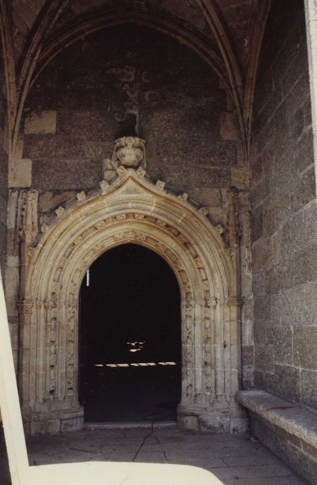 Eglise Notre-Dame : porche sud, vue générale