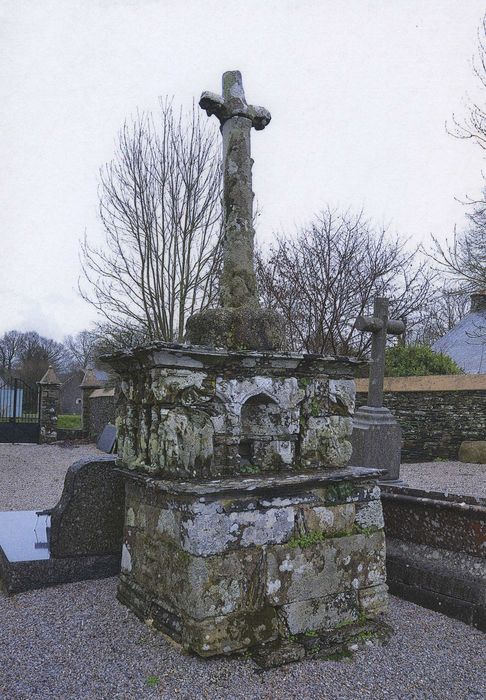 Calvaire de Rosquelfen, situé dans le cimetière de la chapelle de Rosquelfen, vue générale