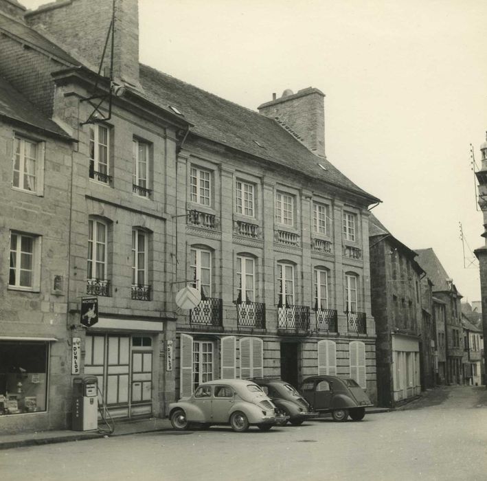Hôtel de Clézieux : façade sur la place, vue générale