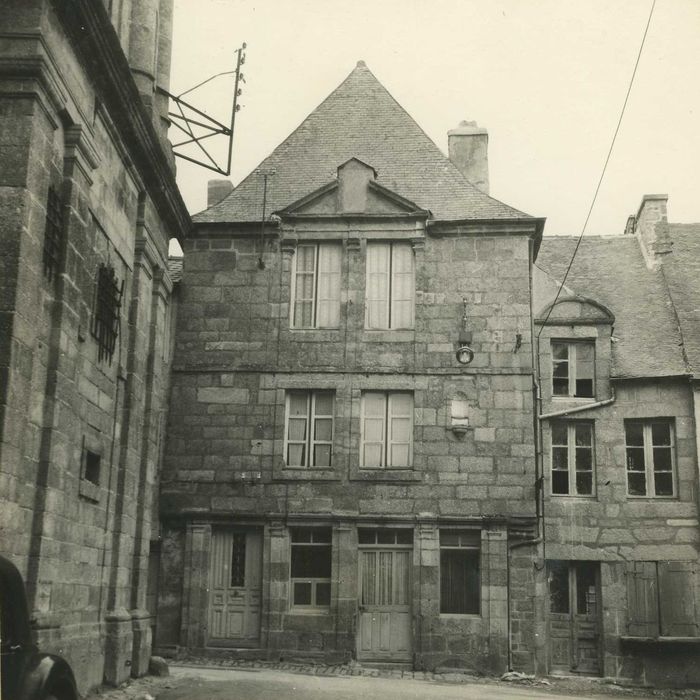 Maison à fronton : façade sur rue, vue générale