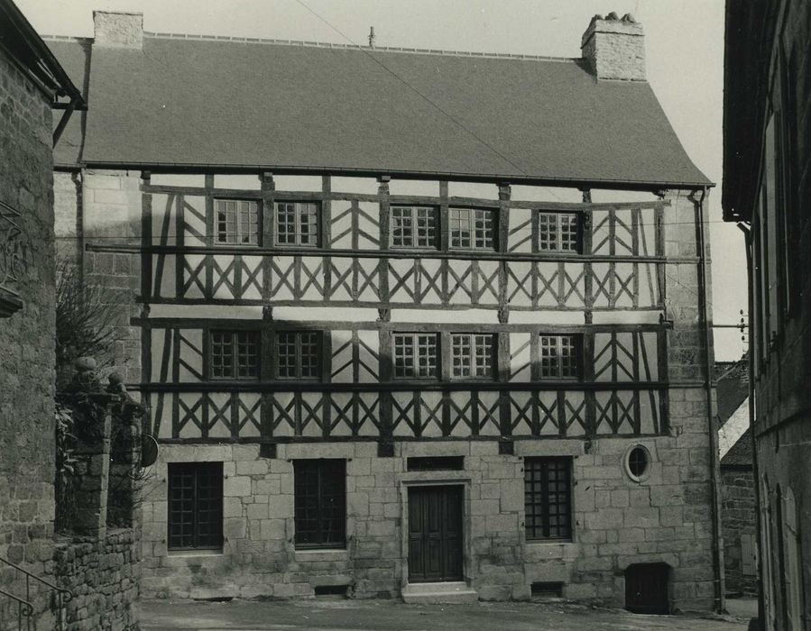 Maison : façade sur rue, vue générale