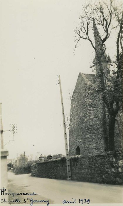 Chapelle Saint-Gonéry et cimetière : Chaire à prêcher du cimetière, vue générale