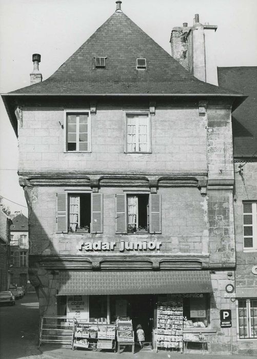 Ancien hôtel Poulain, actuellement office de tourisme : Façade sur la place, vue générale