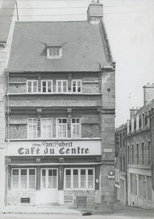 Maison : Façade sur la place, vue générale