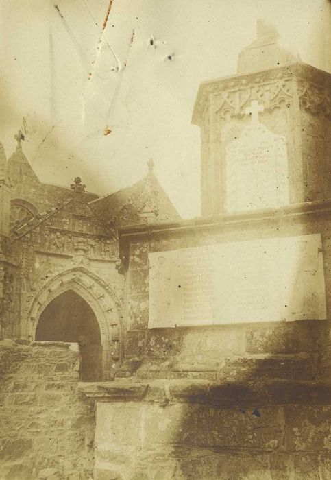 Eglise Notre-Dame et cimetière : Calvaire, vue partielle du socle