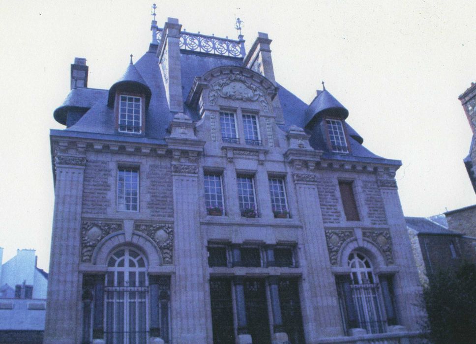 Caisse d'Epargne : Façade sur rue, vue générale