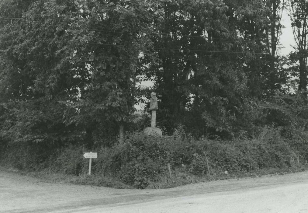 Croix de Kerdrebuil : Vue générale de la croix dans son environnement