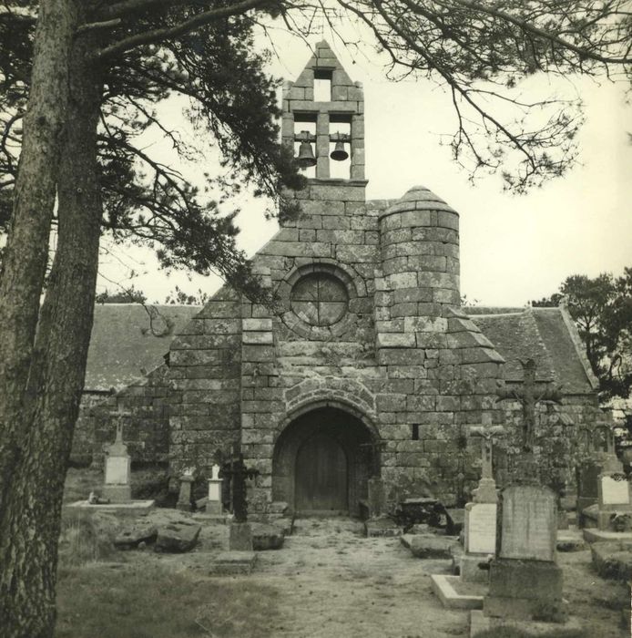 Chapelle de Burthulet : Façade occidentale, vue générale