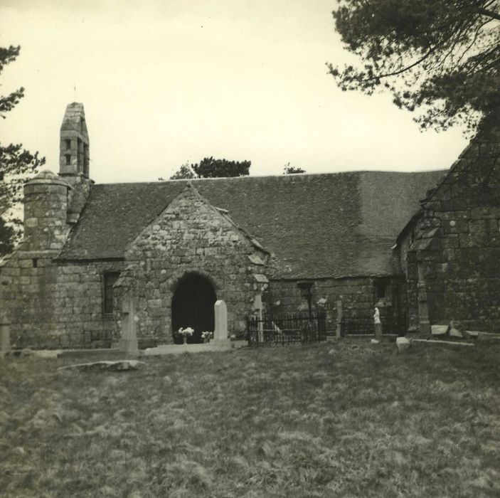 Chapelle de Burthulet : Flanc sud, vue générale