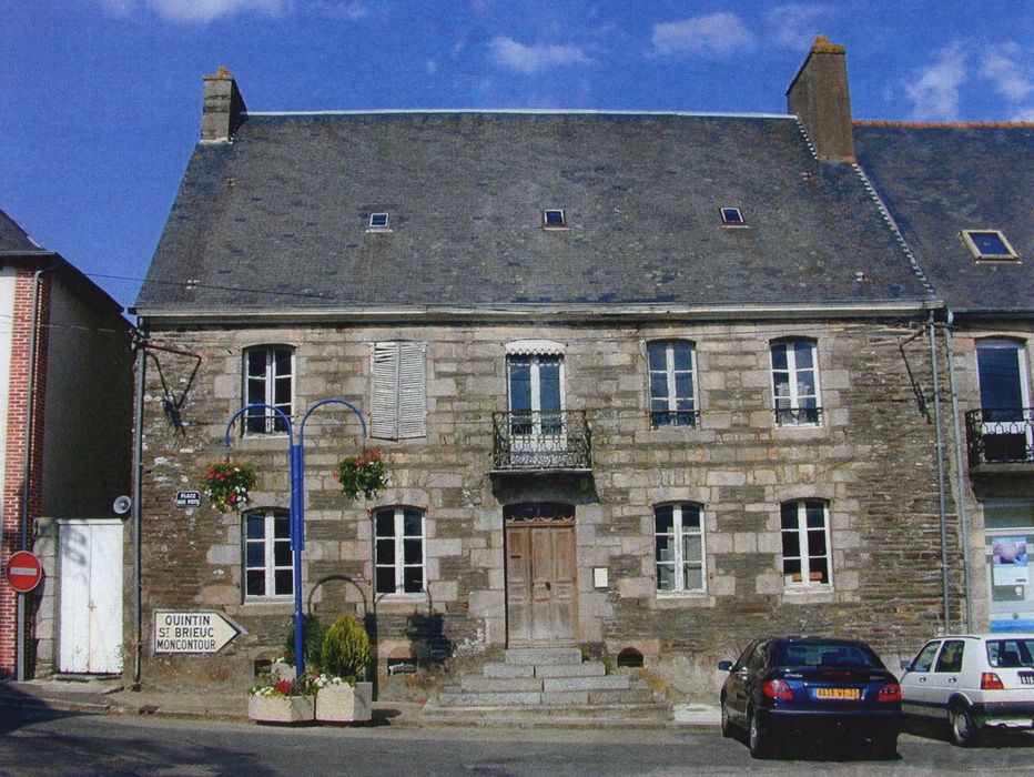 Maison : façade sur la place, vue générale