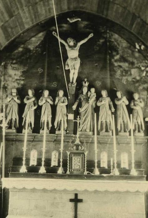 statues : Saints dormants d’Héphèse au pied du Christ en croix