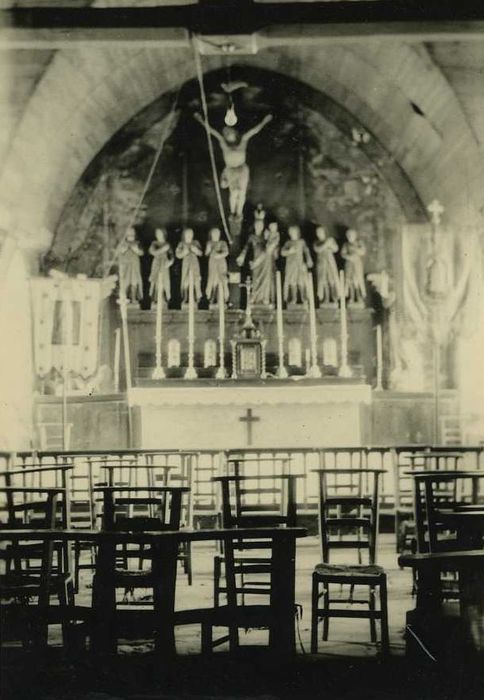 statues : Saints dormants d’Héphèse au pied du Christ en croix