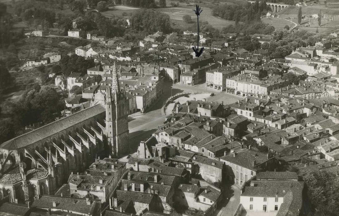 Ancienne église Notre-Dame dou Mercadilh : Vue générale de l’édifice dans le tissu urbain