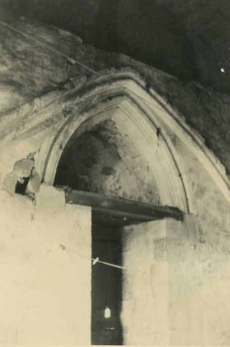 Ancienne église Notre-Dame dou Mercadilh : Grenier, détail d’une ancienne baie