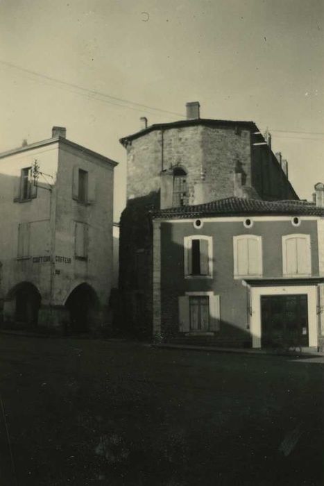 Ancienne église Notre-Dame dou Mercadilh : Vue partielle de l’édifice dans le tissu urbain