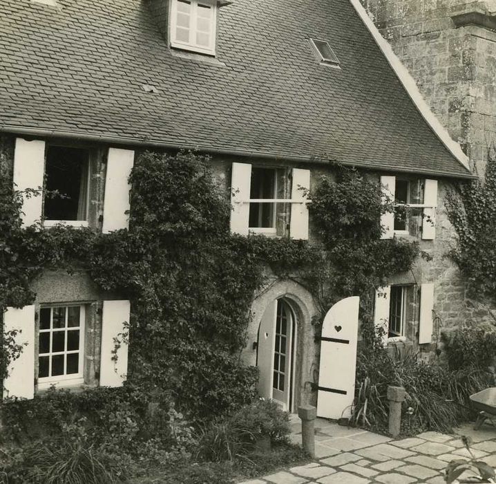 Maison située au Rumorvan : Façade sur cour, vue partielle