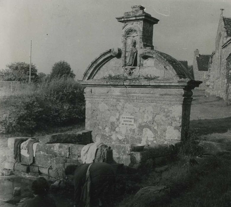 Fontaine de la chapelle Notre-Dame-de-Bonne-Nouvelle : Vue générale