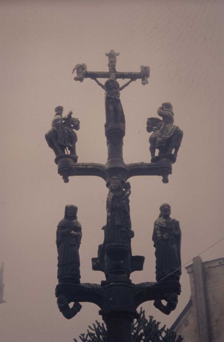 Eglise Notre-Dame : Calvaire du mur d’enclos, vue partielle