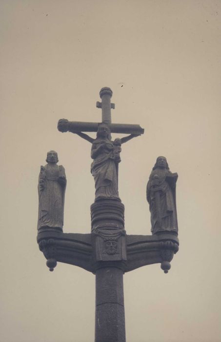 Eglise Notre-Dame : Calvaire du cimetière, vue partielle