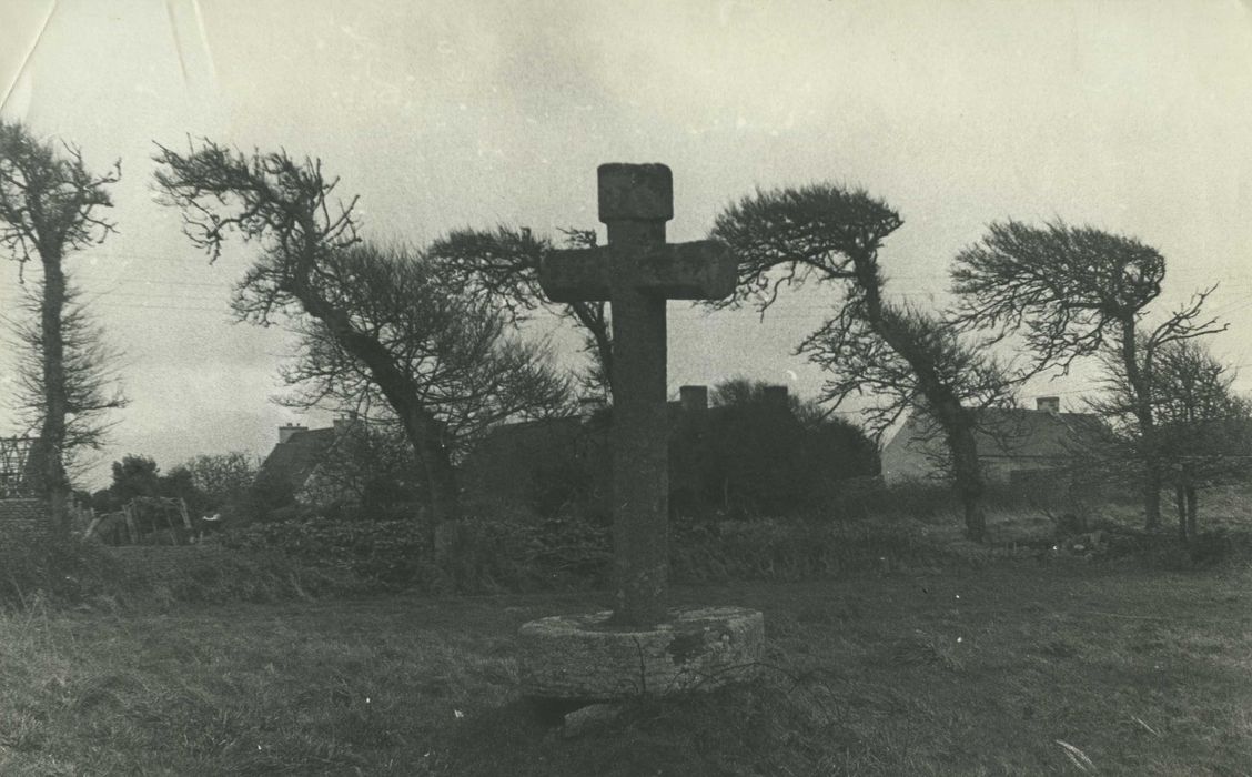 Chapelle de la Madeleine : Croix de l’ancien cimetière, vue générale