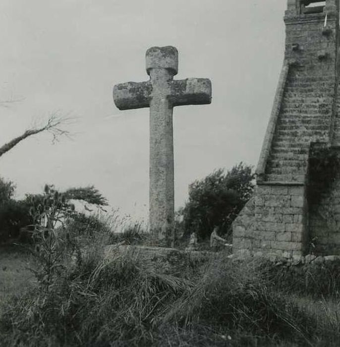 Chapelle de la Madeleine : Croix de l’ancien cimetière, vue générale