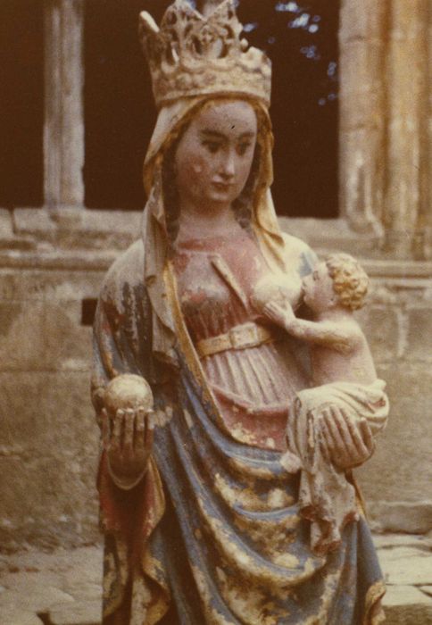 statue : Vierge allaitant dite Notre-Dame de Languivoa, vue partielle