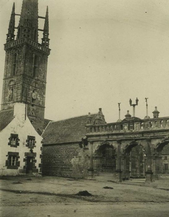 Eglise Saint-Suliau : Arc de triomphe, vue générale