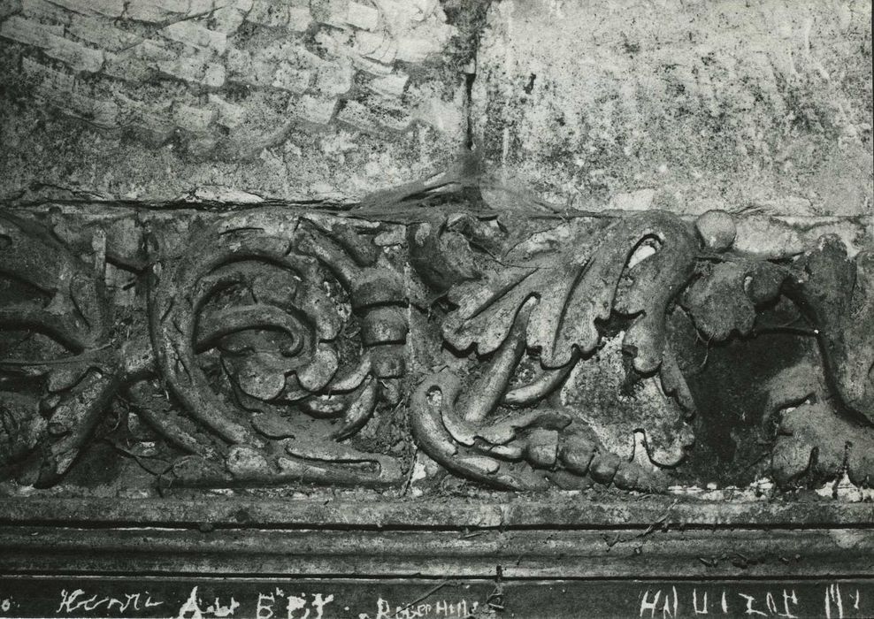 Château de Fontenay : Chapelle, ancien retable ruiné, détail