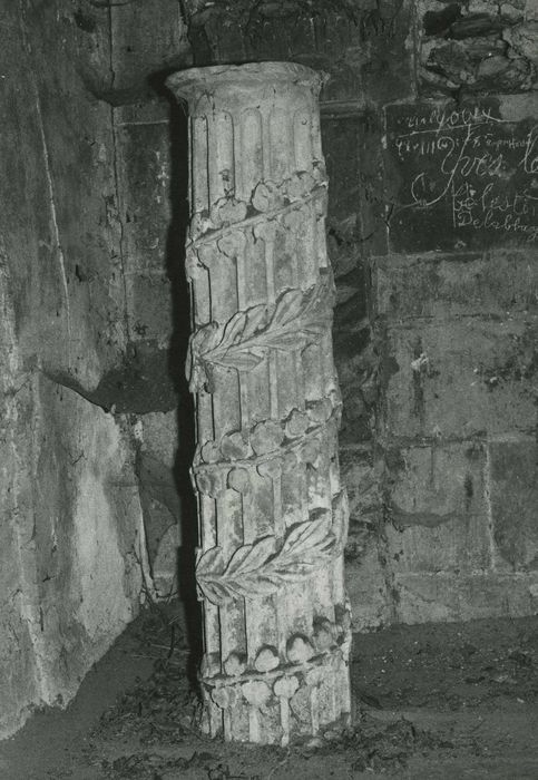 Château de Fontenay : Chapelle, ancien retable ruiné, détail