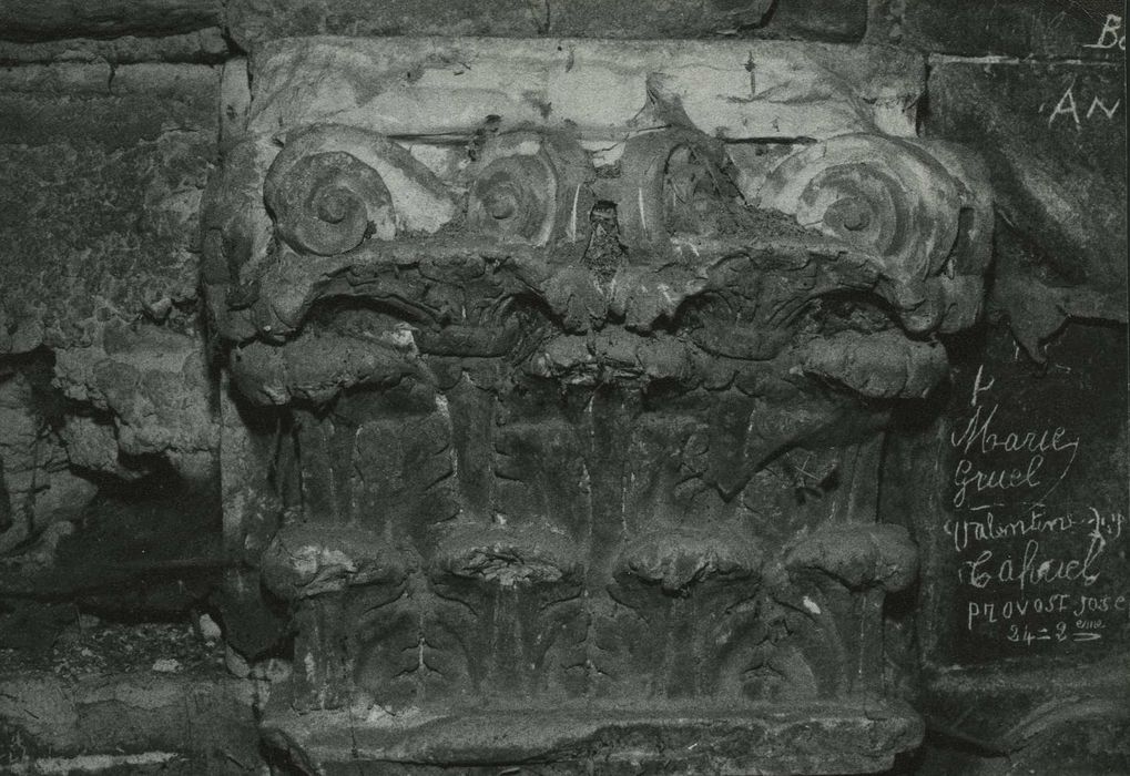 Château de Fontenay : Chapelle, ancien retable ruiné, détail