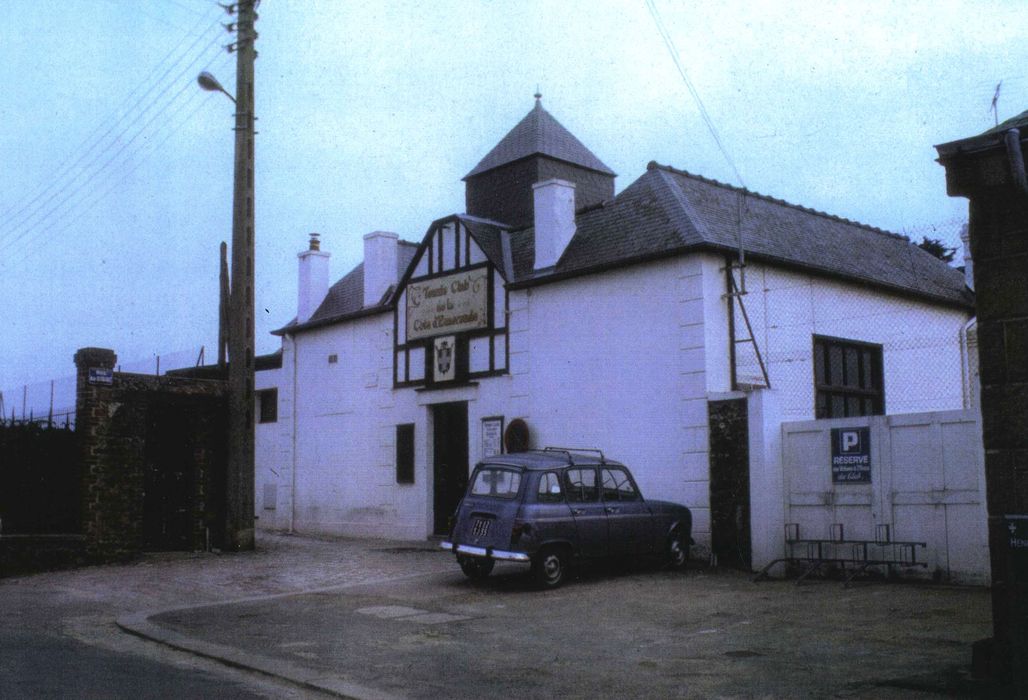 Tennis-club : Bâtiment d’accueil, façade sur rue, vue générale