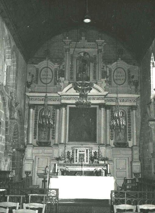 autel (maître-autel), son retable, ses trois statues : Saint Michel, Saint Pierre, Saint Paul et son tableau : Présentation au temple