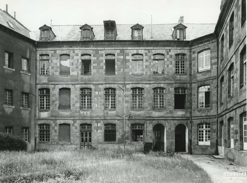 Ancienne caserne du Bon Pasteur : Façade sur jardin, vue générale