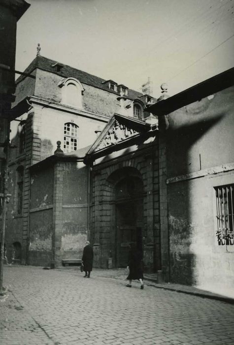 Hôtel de Blossac, actuellement Direction régionale des affaires culturelles : Porche sur rue, vue générale