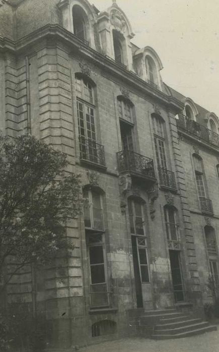 Hôtel de Blossac, actuellement Direction régionale des affaires culturelles : Façade est sur jardin, vue partielle