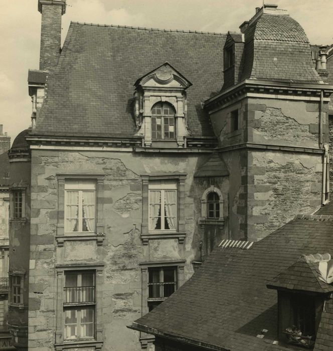 Hôtel de Robien, actuellement Crédit Agricole : Façade ouest, vue partielle