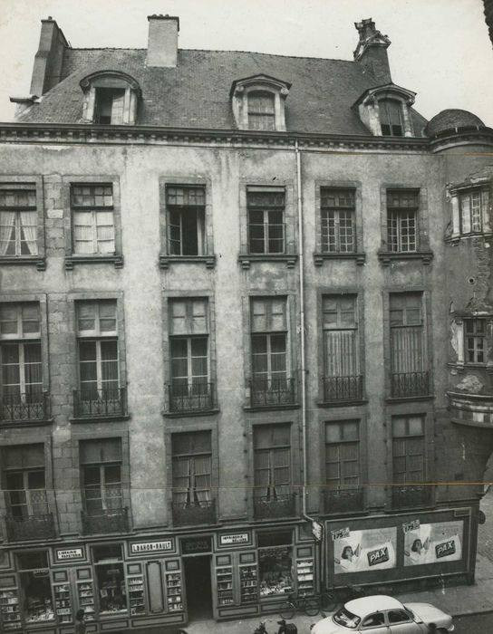 Hôtel de Robien, actuellement Crédit Agricole : Façade est sur rue, vue générale